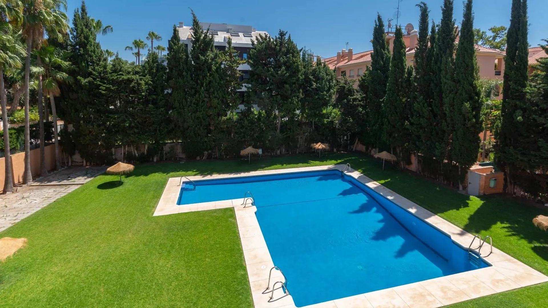 Cabopino Duplex, Swimming Pool, Beach 5Min Away, Chill Out Terrace And High-Speed Wifi Marbella 0*,  İspanya
